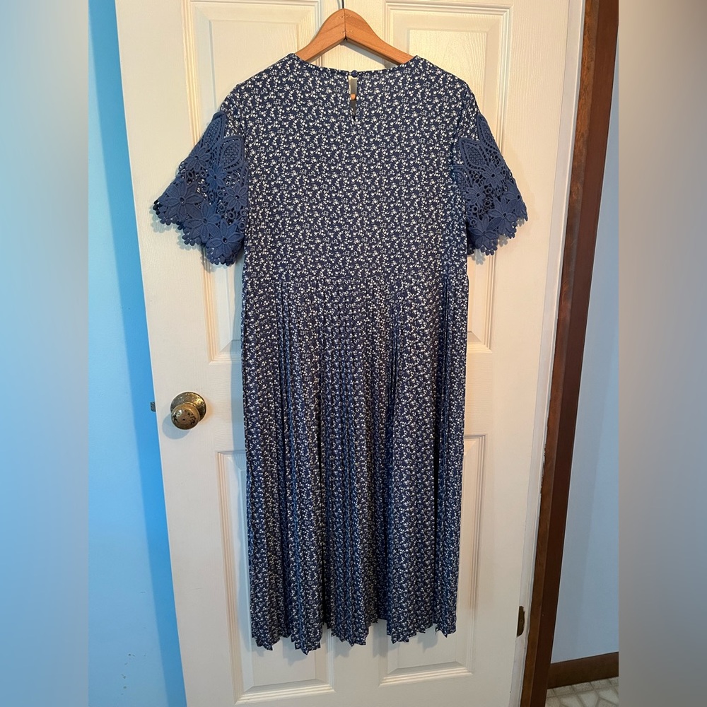 Chic Navy Lace Midi Dress - Picture 5 of 9